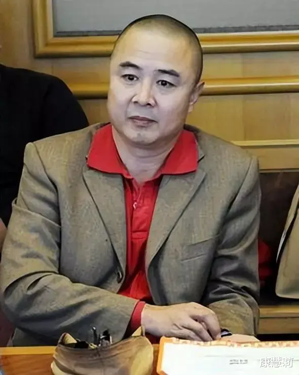 李连杰|年轻时帅气英俊，老了却丑得千奇百怪，这8位男星一个比一个可惜