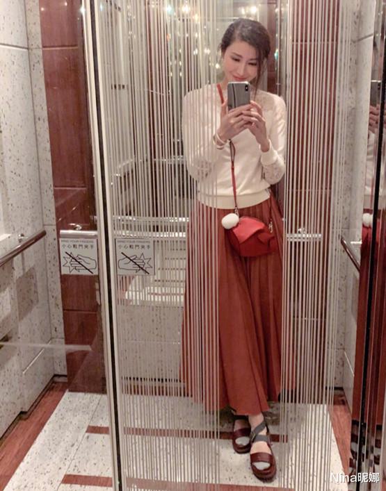 迪丽热巴|李嘉欣出院后首次露面！穿背心短裙捧蛋糕庆祝，脸色苍白强颜欢笑