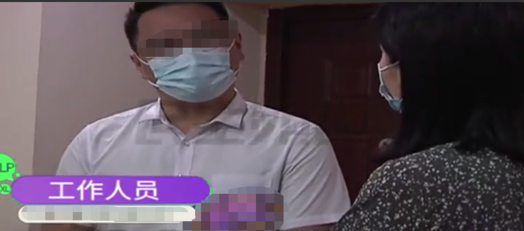 河南许昌,一名女子在公司上班,每个月按时上交医保