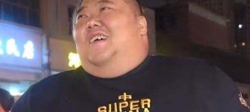 医生 胖侯仔不顾医生劝阻仍然做美食视频,家中呼吸机抢镜头了!