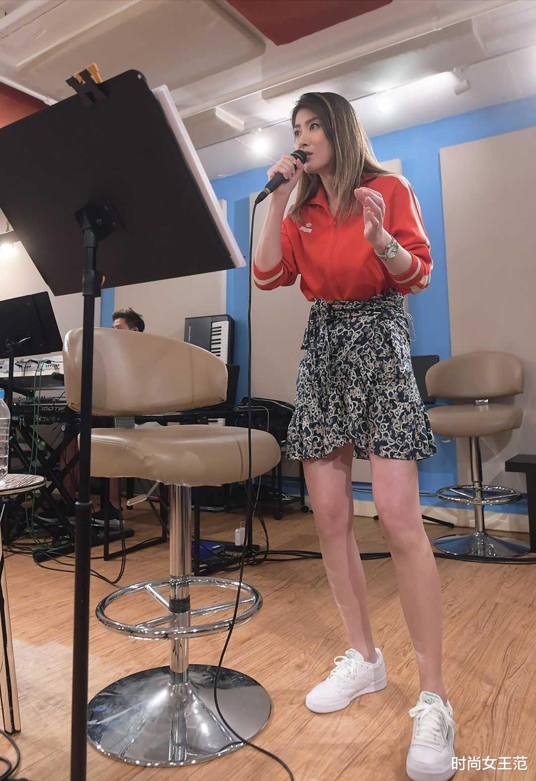 酒吧|清纯风的陈慧琳太美了!50岁穿短裙在酒吧跟素人唱歌,不输年轻人