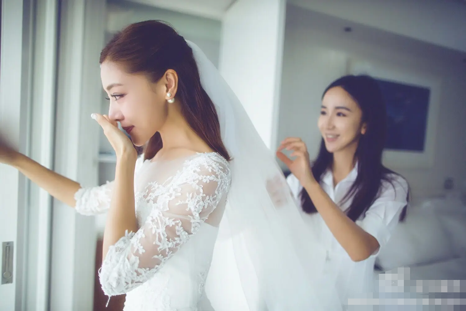 刘亦菲|女星离婚2年疑恋爱！与男子亲密牵手回家，还开豪车多次出入酒店