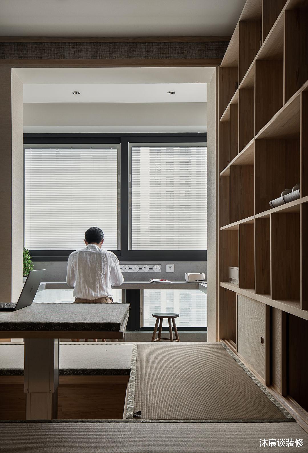 温馨是一个家最该有的气质，就像她家用乳胶漆配原木，简单又美好