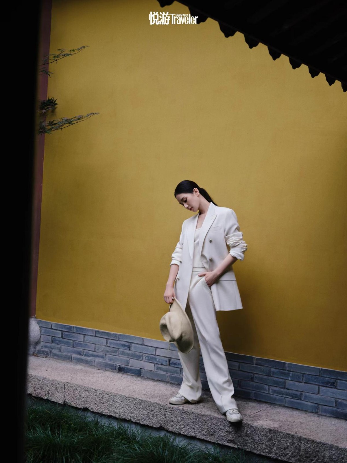 刘诗诗|刘诗诗新大片封神！穿西装戴斗笠站在瀑布下帅成侠女，高级感绝了