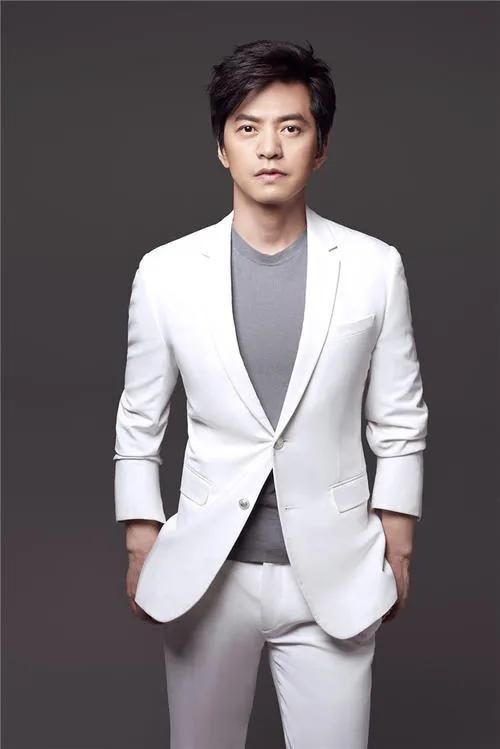 李健|李健：参加婚礼时捡到一个老婆，结婚24年无房无子