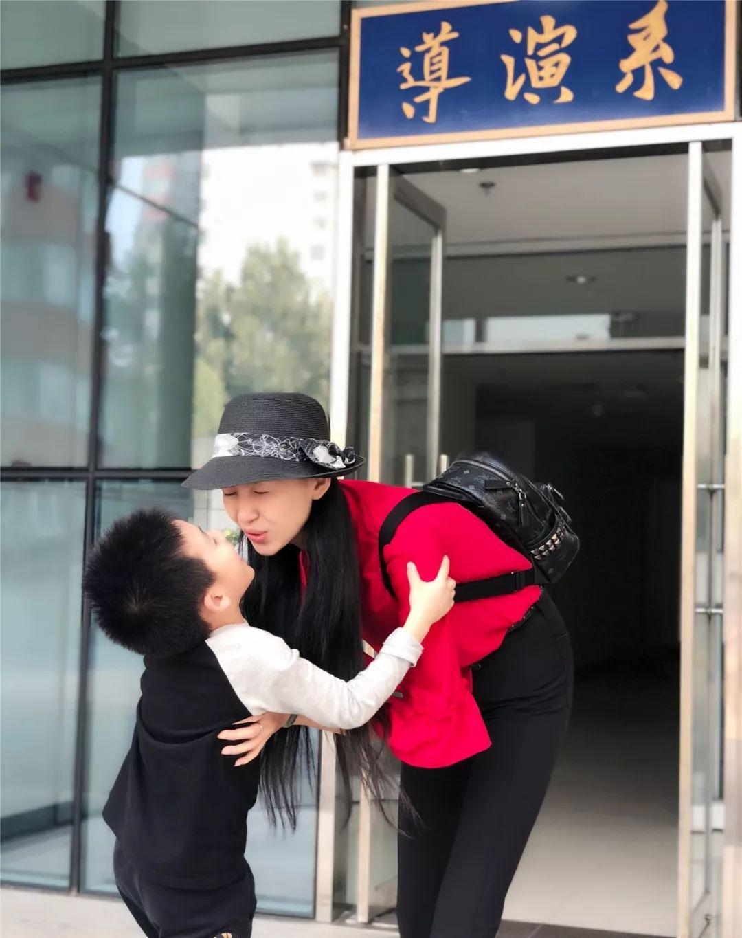 中国第一位盲人模特:曾因失明自杀,一个男人救了她,如今生了两个儿子幸福美满