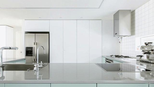 入住才知道,厨房留个2储藏室有多实用!囤货都藏这里,好能装