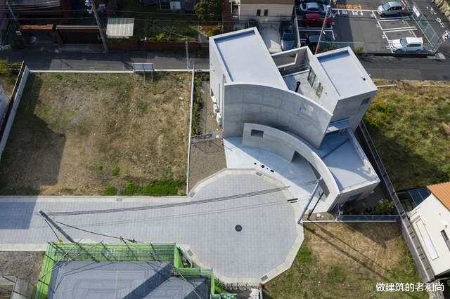清水混凝土构筑的日本住宅:与场地形状相对应的空间设计