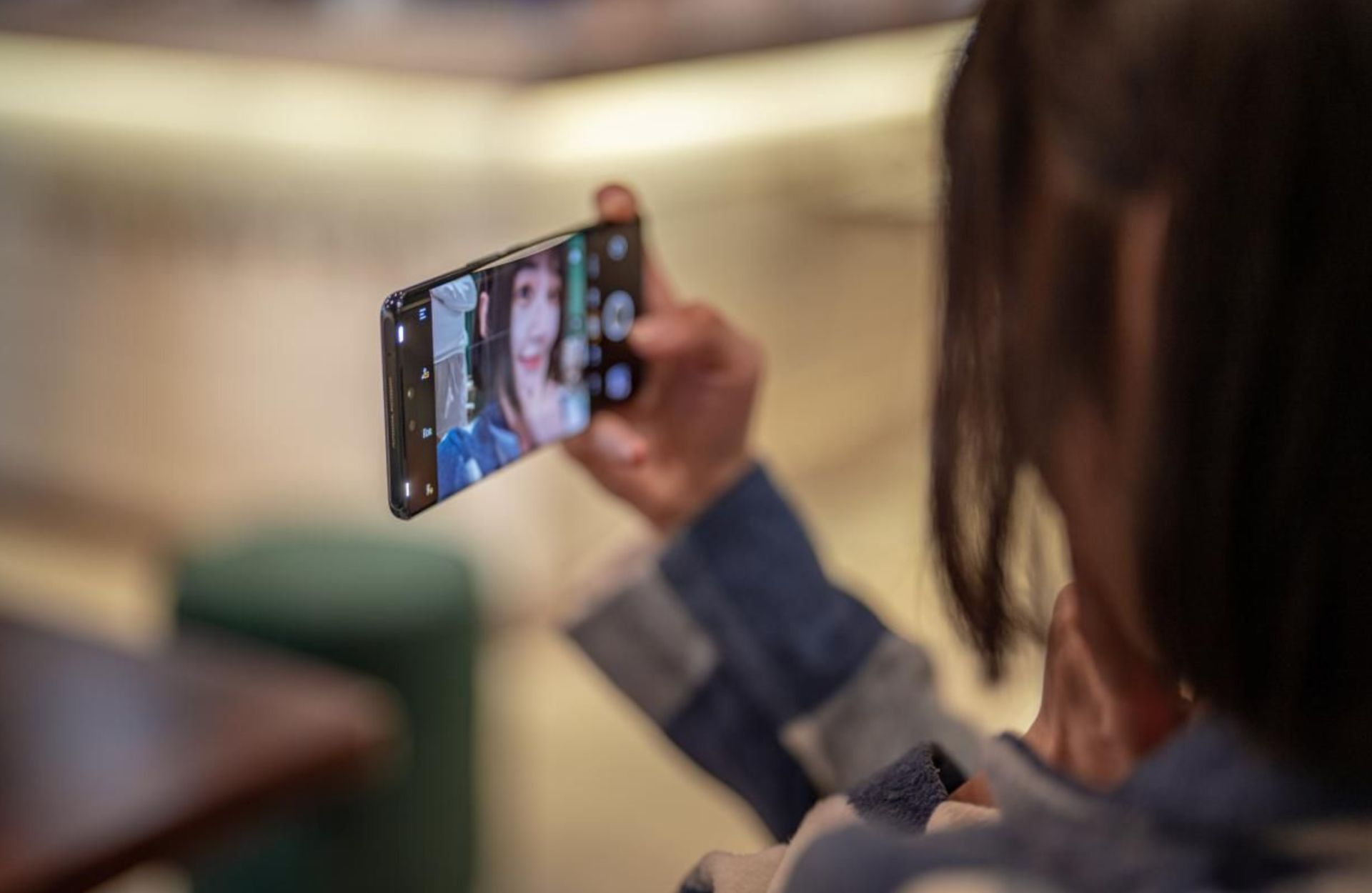 摄影|该如何选择自拍手机？vivo有款新机可以当作标准线