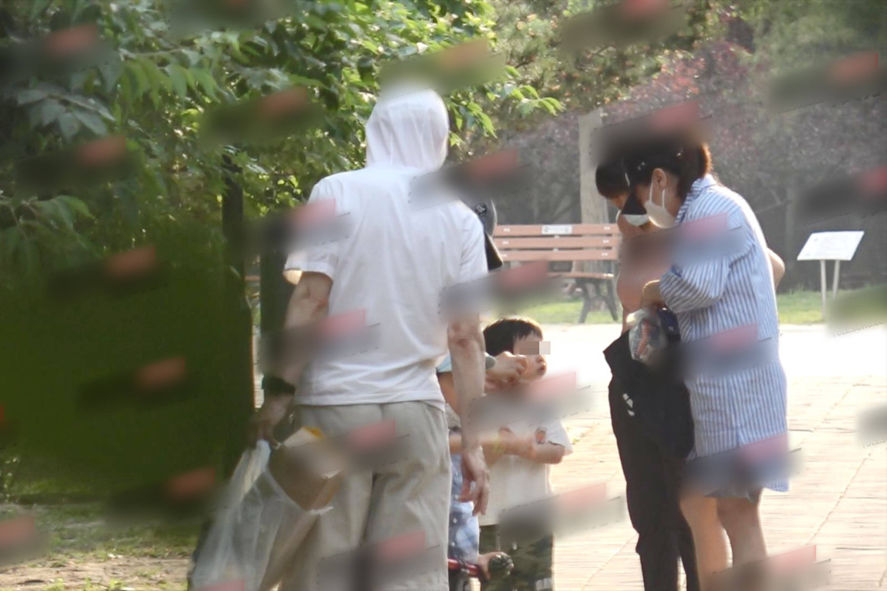 葛优|65岁葛优夫妇公园遛娃！全程紧盯孩子超紧张，细心照顾无微不至