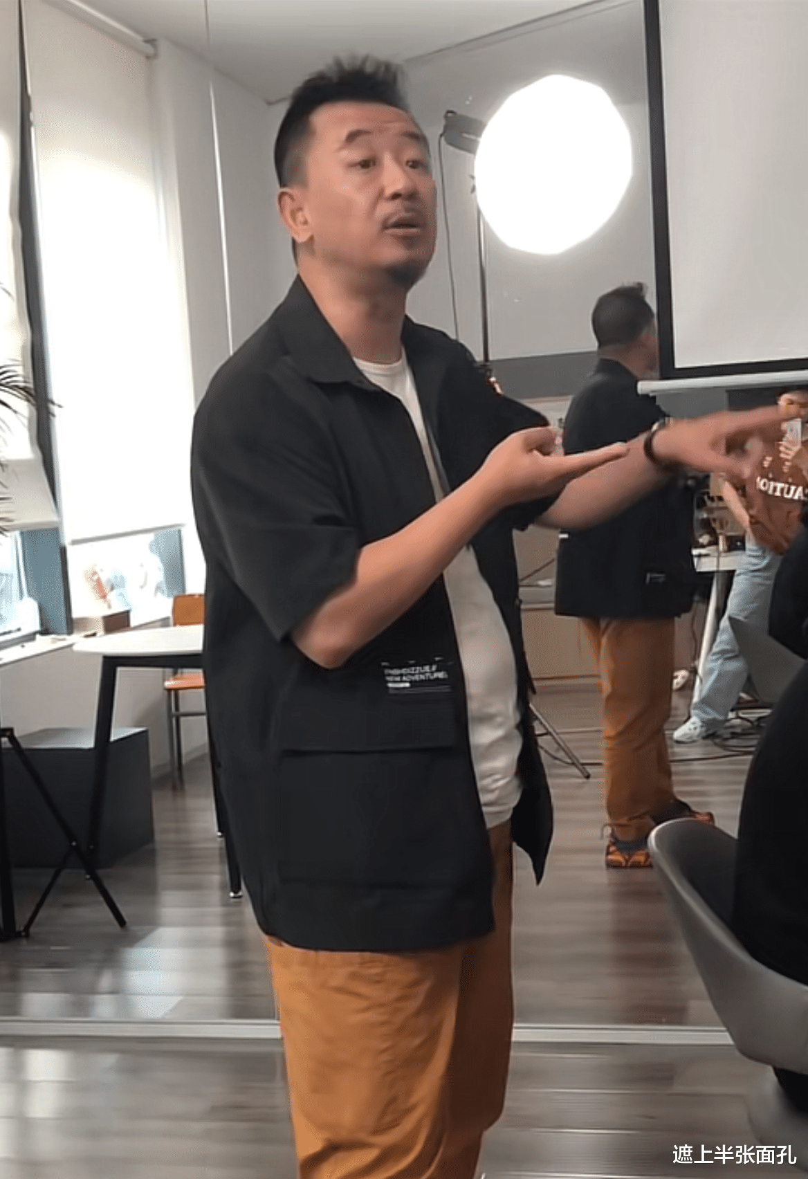 黄海波|黄海波离开演艺圈8年,一辆车暴露经济状况,有些共情着实没必要