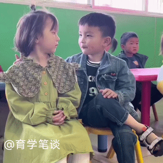 安徽一幼儿园男生和女生很“亲密”，女老师笑称：他们才两天未见