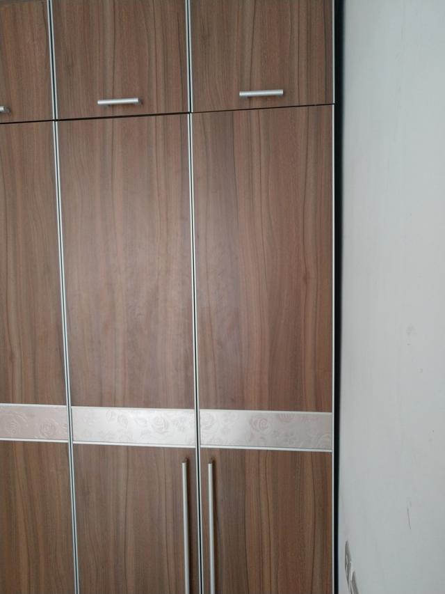 当定制衣柜遇到踢脚线:装修工人让贴,衣柜工人让拆,孰对孰错?