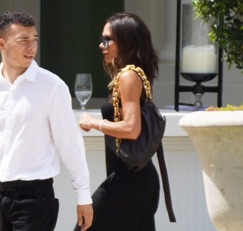 维多利亚·贝克汉姆|长子婚礼上与贝克汉姆帅气出镜，贝嫂上线跟儿媳互动，婚礼众生相曝光