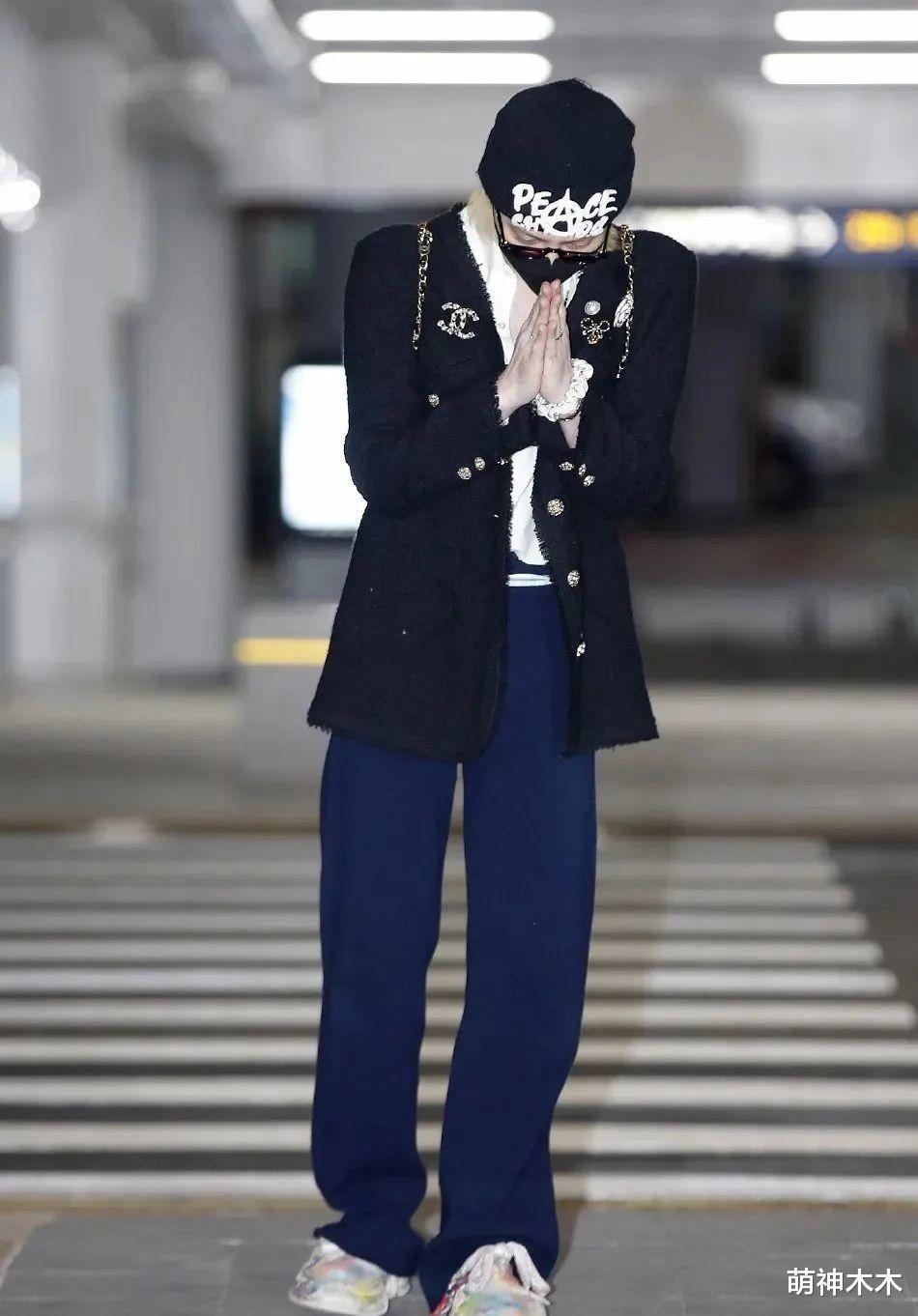 权志龙|权志龙现身遭韩媒围堵，身材娇小还穿女装，直接被四个保镖挡严实