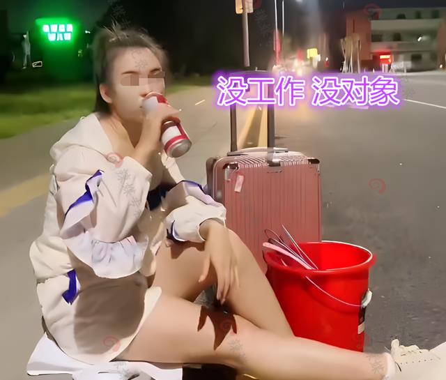 啃老|女子提桶找工作露宿街头，借酒浇愁，自称厂花要求月薪10000以上