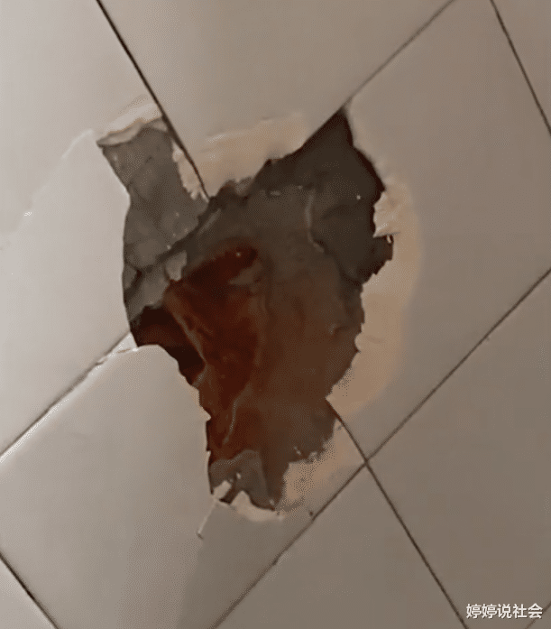 江苏一女子听到阳台上传来瓷砖掉落声,一看吓一跳:伸了只手过来
