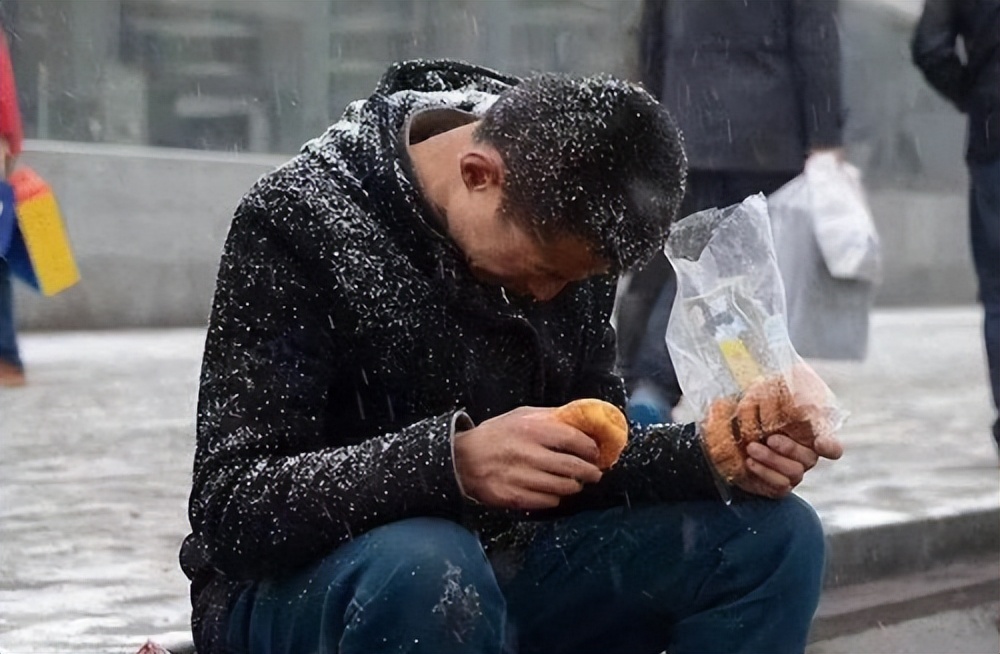 2009年,湖北一男子惦记女邻居,在家中发生关系,因怀孕引发血案