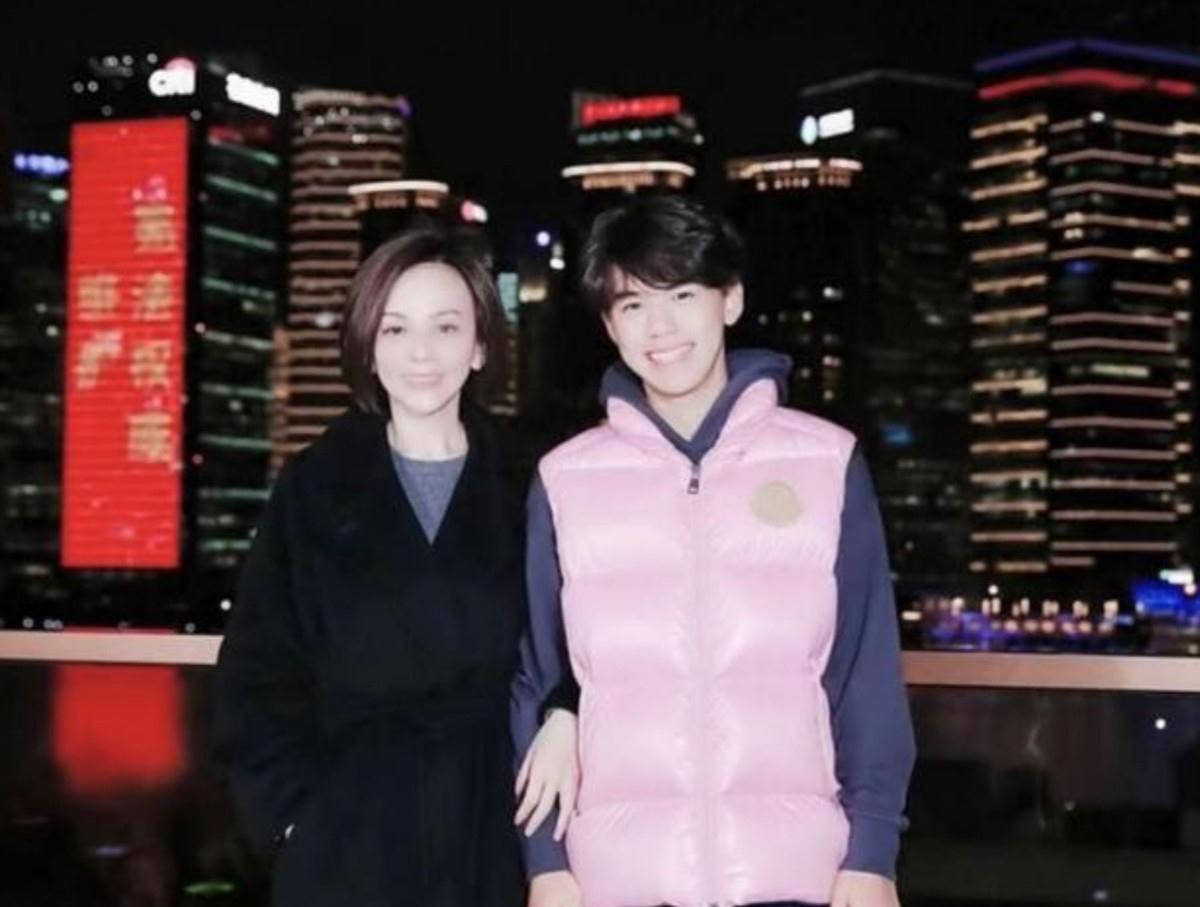 王琳|王琳上海街头热舞，穿紧身衣显露好身材，却因未戴口罩遭质疑？