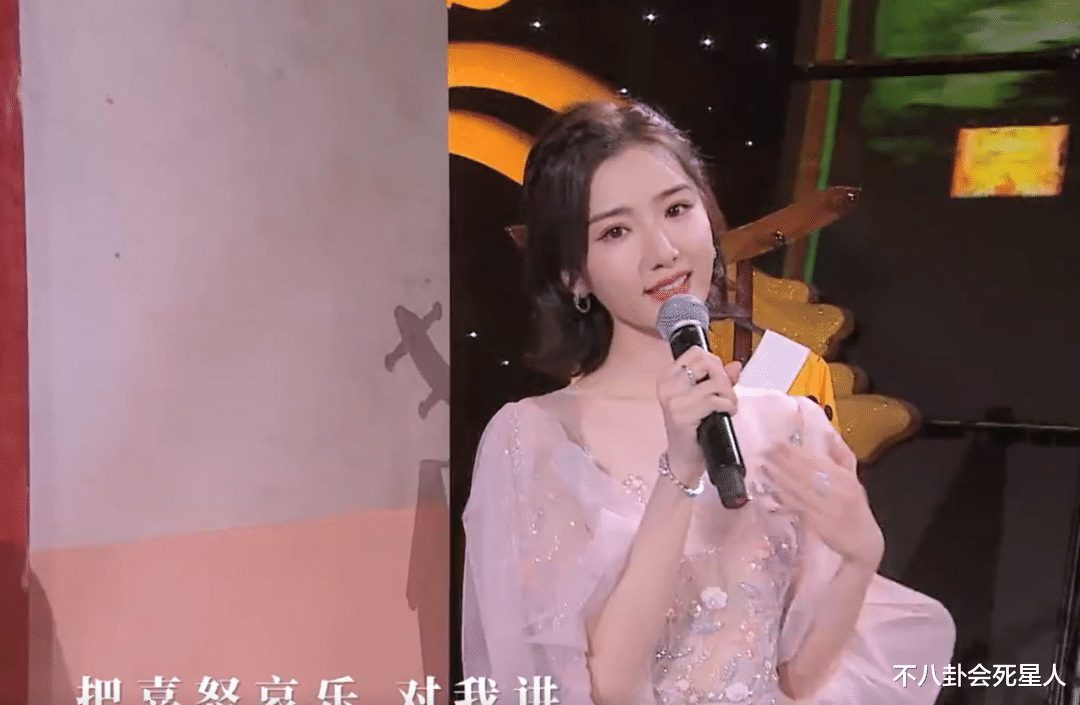 关晓彤|12位女星卫视春晚状态！杨颖唐嫣美得亮眼，关晓彤大长腿厉害了