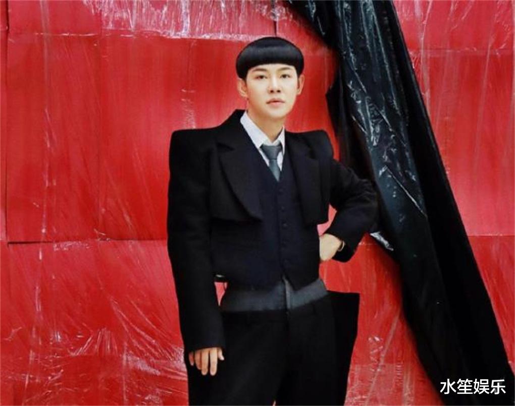 王嘉尔|王嘉尔有多受泰星欢迎,Mookda、PP毕业典礼都有他的人形牌