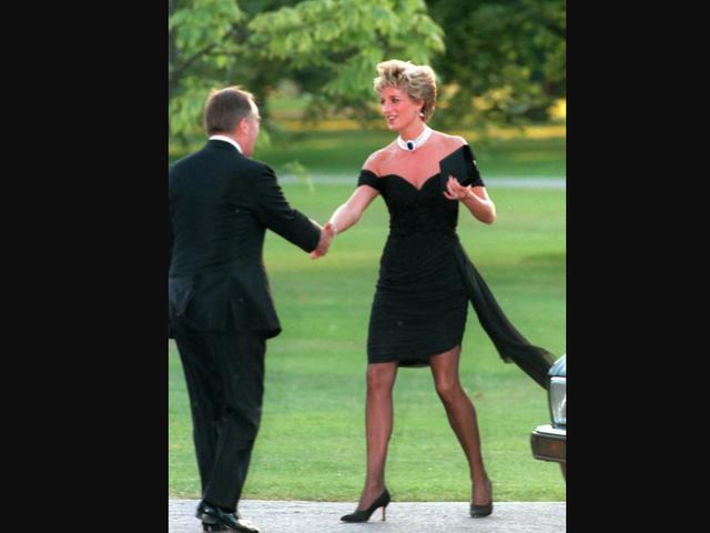 戴安娜王妃|女星敞开棺材演戴妃遗体，《王冠》不敬死者挨轰