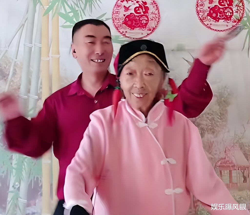 李玉成晒85岁马玉琴吃饭视频,满盘子扒拉引争议,网友:什么毛病