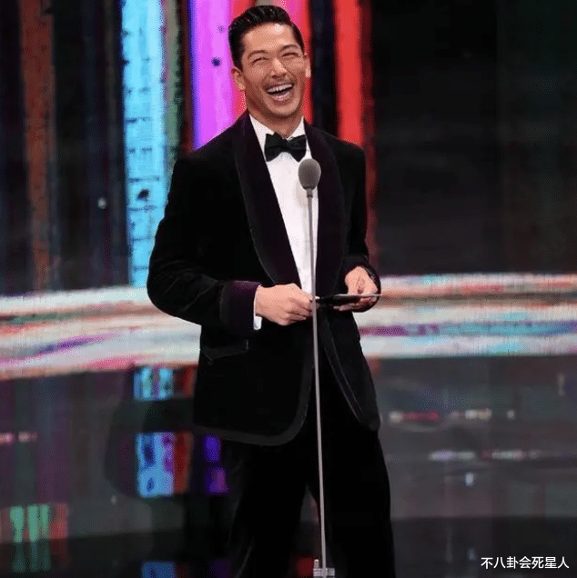 金钟奖|台湾金钟奖红毯寒酸,地毯是湿的,灯光昏暗,被嘲像村口吃席