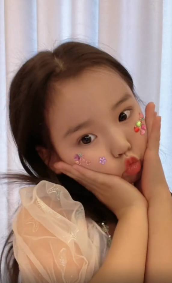 陈冠希|董璇5岁女儿花式自拍,嘟嘴撩发各种动作信手拈来,星范超足