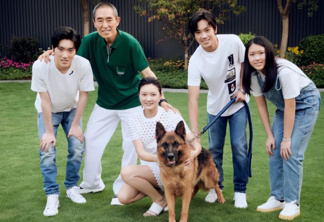 张艺谋|张艺谋一家五口出游太幸福,儿子帅气像妈妈,女儿颜值普通太像爸