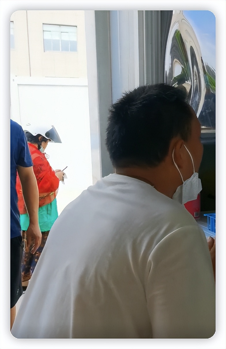 戏骨李嘉明做核酸时起冲突，被要求多次排队后仍不给做，怒斥医护人员被惯坏了