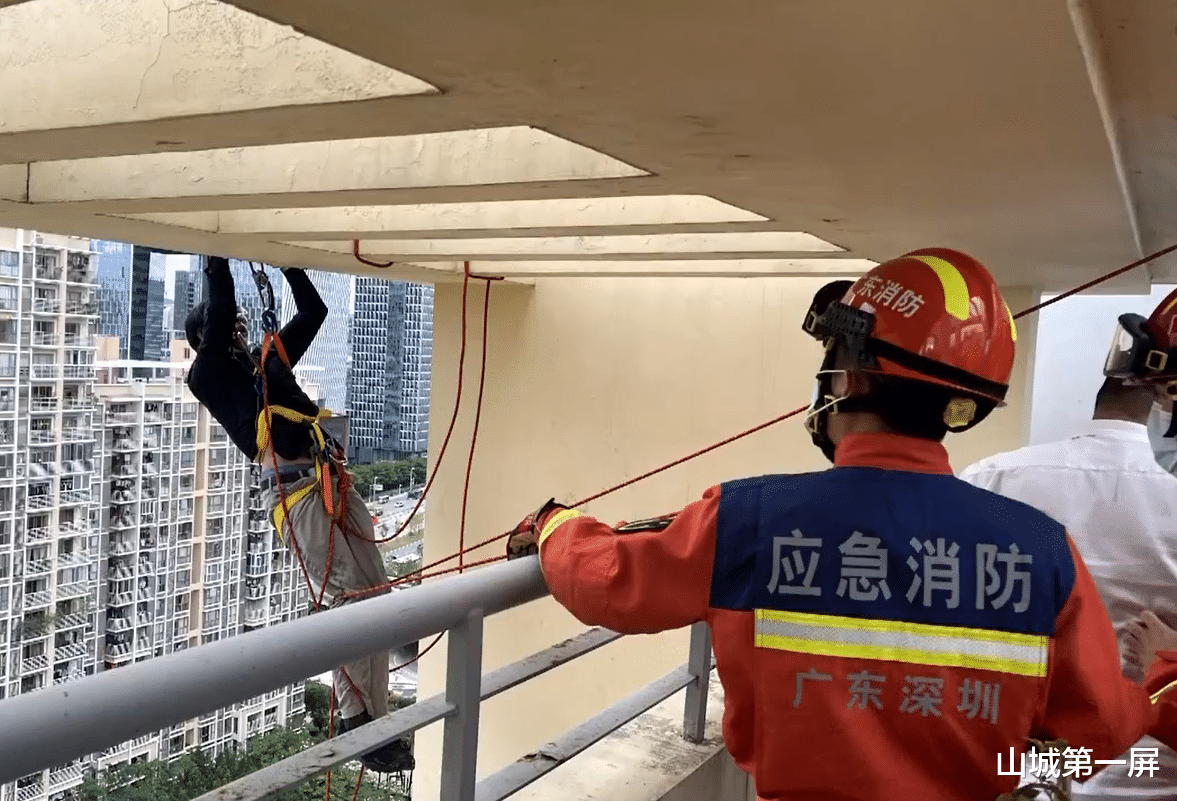 深圳一小区发生惊险一幕,男子悬空挂在18楼,场面令人捏一把汗!