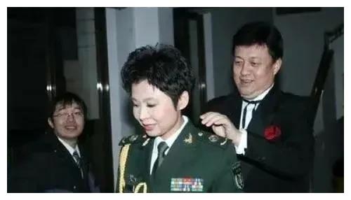 |2000年,董文华和赖昌星传出绯闻,她的丈夫为何对她不离不弃