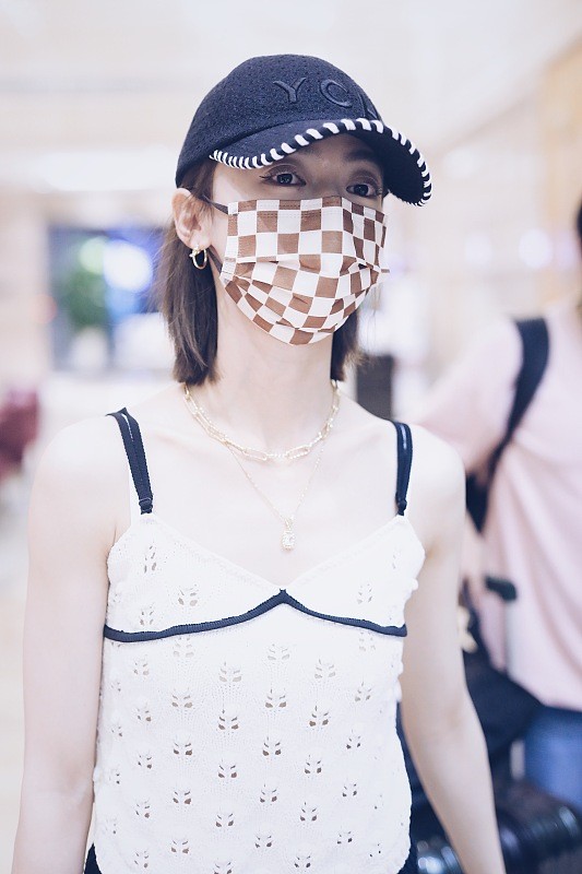 吴谨言太敢穿了，日常穿个吊带就出门了，搭配效果太独特