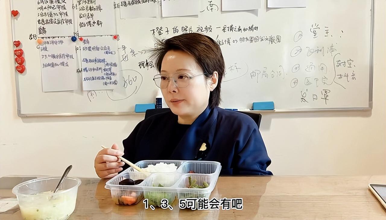 50岁袁立晒出乡下生活,坐2元公交上班接地气,午餐吃盒饭太清淡