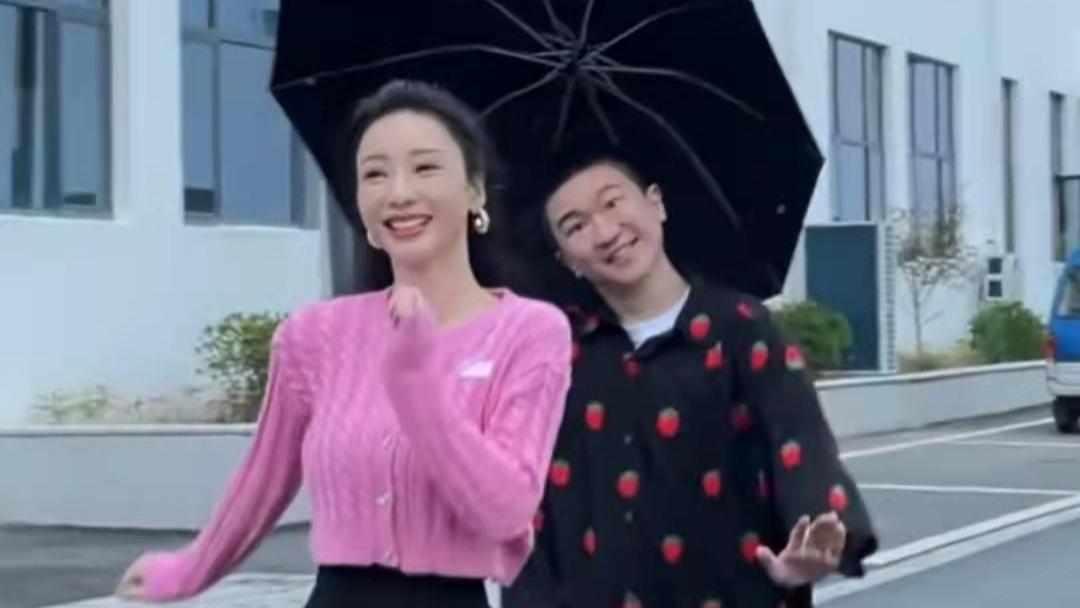 柳岩|柳岩与男友人马路热舞！穿百元毛衣配短裙，小腿肌肉凸出比例奇怪