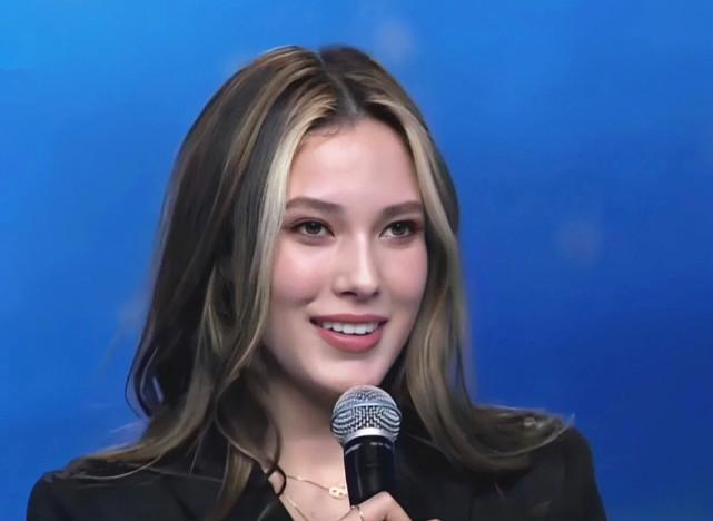 谷爱凌|谷爱凌恋爱了！与1米9白人男友在滑冰场亲吻，是耶鲁大学高材生