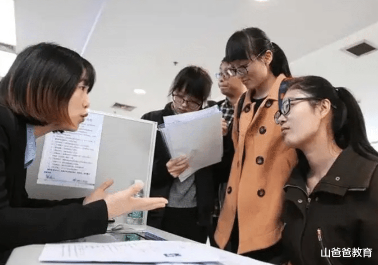 00后|00后整顿职场或成闹剧,第一届00后大学生心酸直言:工作都没找到