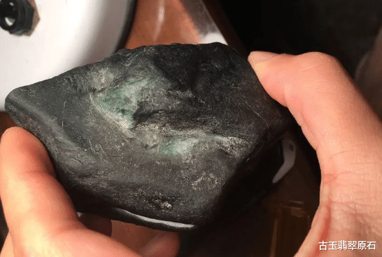 翡翠|大哥花8000淘到的一块翡翠小料,切开之后进色化色,做件稳回本的原石!