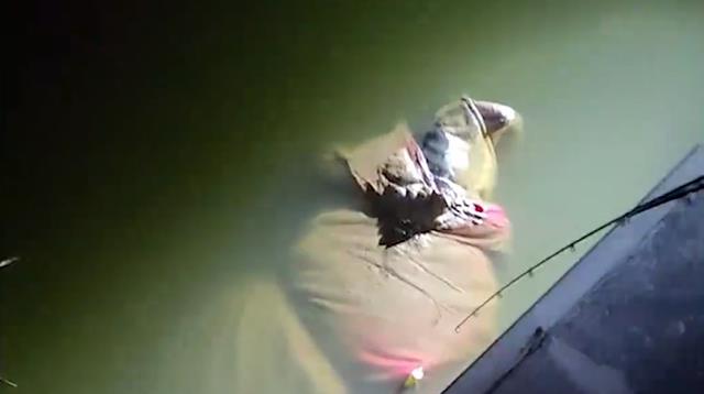 天亮之后|江苏一男子河里夜钓,勾起捆绑成人形的棉被,里面的东西让人意外