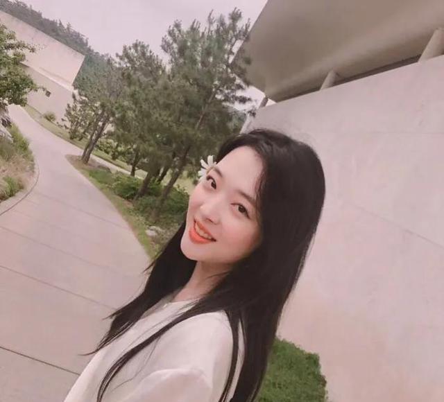 崔雪莉|韩素汐休养期间晒画作，阴郁的画风让网友担心恐成为第二个崔雪莉