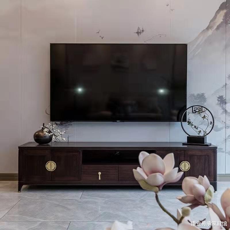 以新中式为设计风格的客餐厅，多了一份生气与精彩