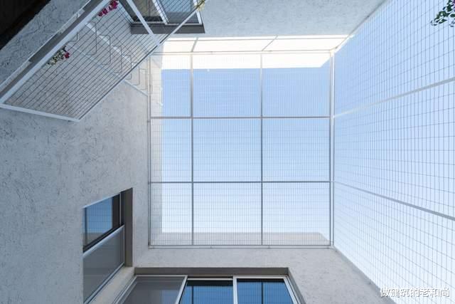 阿根廷狭长型住宅:三个庭院串联内部空间,构筑惬意的家居空间