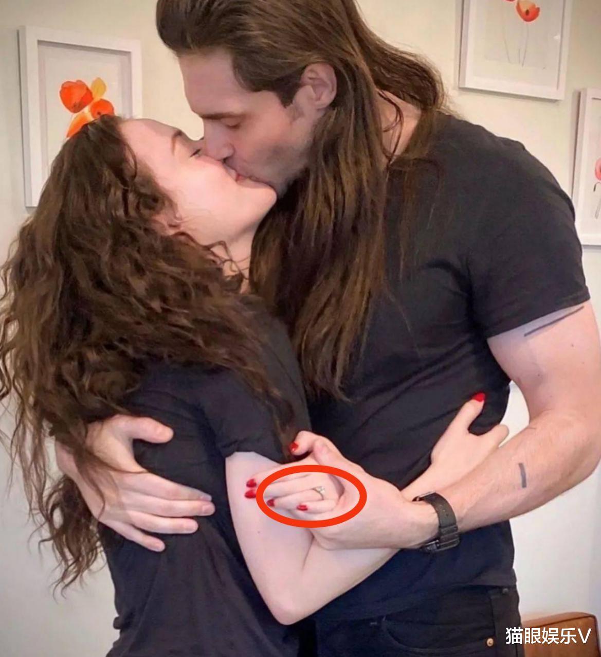 白梦妍|35岁女星晒幕后照,蜜桃臀太翘把紧身戏服挤破,网友反夸身材好