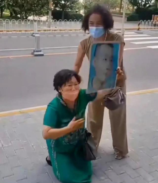 杜新枝举着姚策照片下跪,许敏又被举报身份问题,潘克律师回昆明