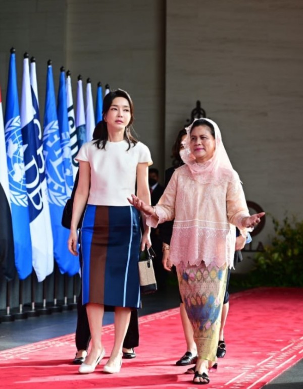 韩国 G20峰会太太团亮相!韩国夫人黄白配太嫩,日本夫人蕾丝白裙输了