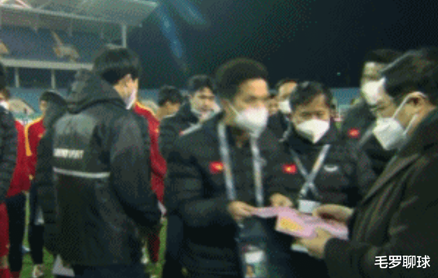 国足|不知羞耻，国足全队谢场只有1人哭了！越南现场发大红包集体狂欢