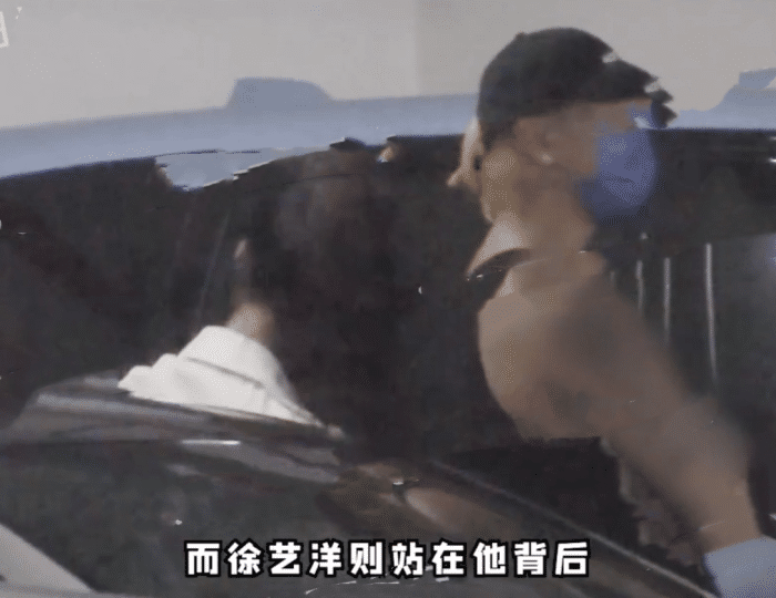 黄子韬|黄子韬带徐艺洋外出用餐，徐艺洋坐上副驾一起离开，像老夫老妻