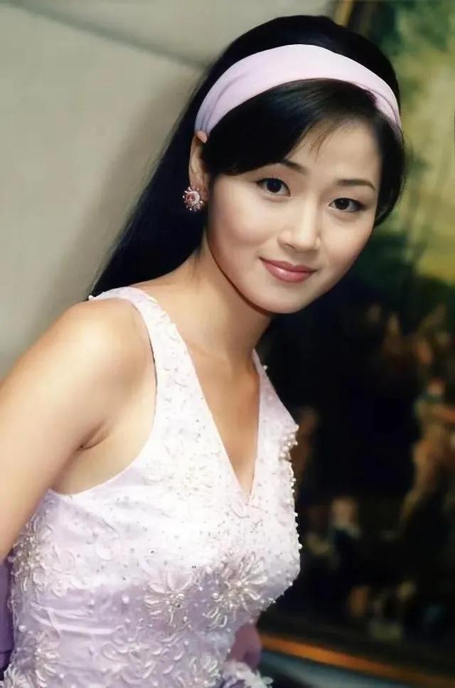 万绮雯|万绮雯VS王祖贤:谁才是香港娱乐圈第一美腿