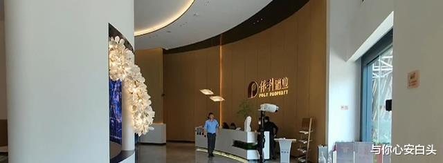 职场霸凌|女子上班挪车被罚穿高跟鞋蛙跳，这算不算是职场霸凌呢？